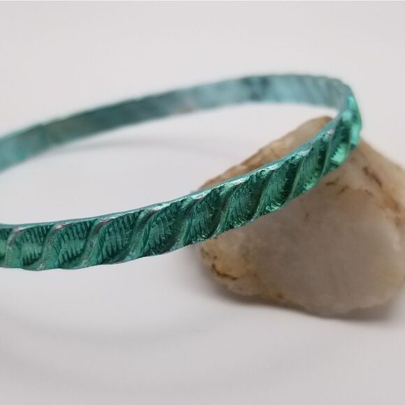 Metallic jet green edgy bracelet. B637 - Picture 1 of 2